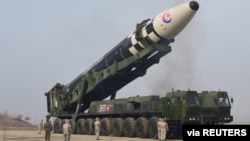 북한은 지난달 24일 김정은 국무위원장의 명령에 따라 신형 대륙간탄도미사일(ICBM) 화성 17형을 시험 발사했다며 사진을 공개했다.