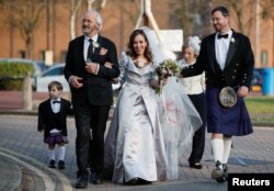 Stela Asanž izlazi iz zatvora Belmarš posle venčanja sa Džulijanom Asanžom u martu 2022. (Foto: Reuters/Peter Nicholls)