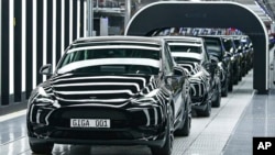 خط‌تولید خودرورهای برقی تسلا - خودروهای برقی عمدتا از باتری لیتیوم برای حفظ انرژی بهره می‌برند (آرشیو)