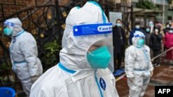 지난 18일 중국 상하이 시내 보건 요원들이 코로나 방역 활동을 벌이고 있다. (자료사진)