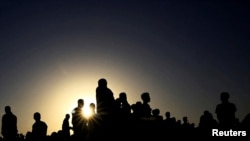 Des Éthiopiens qui ont fui les combats dans la région du Tigré se rassemblent près de la frontière entre le Soudan et l'Éthiopie, le 22 novembre 2020.