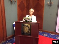 លោកស្រី​ Johanna Palmberg អ្នក​តំណាង​ស្ថានទូត​ស៊ុយអែត ចូលរូម​ក្នុងសិក្ខា​សាលា​ផ្សព្វផ្សាយ​ស្តី​ពី​ការ​បញ្រ្ជាប​ការ​បន្ស៊ាំ​ការ​ប្រែប្រួល​អាកាសធាតុ​ក្នុង​ផែនការ​អភិវឌ្ឍន៍​ និង​កម្មវិធី​វិនិយោគ​ឃុំ-សង្កាត់​កាល​ពី​ព្រឹក​ថ្ងៃ​ចន្ទ ទី​២៨ ខែ​មករា ឆ្នាំ​២០១៩ នៅ​ក្រុង​ភ្នំពេញ។ (ណឹម សុភ័ក្រ្តបញ្ញា/VOA)