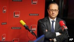 5일 프랑스 파리에서 프랑스아 올랑드 대통령이 라디오방송에 출연해 질문에 답하고 있다.