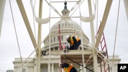 ការសាង​សង់កំពុង​បន្ត​នៅលើ​វេទិកា​សម្ពោធដើម្បី​ត្រៀម​ខ្លួន​សម្រាប់​ពិធី​ស្បថចូល​កាន់​តំណែង​ប្រធានាធិបតី​លោក Donald Trump នៅតាម​ជណ្តើររបស់ Capitol រដ្ឋធានី​វ៉ាស៊ីនតោនកាល​ពី​ថ្ងៃទី ០៨ ធ្នូ ២០១៦។ Washington, Dec. 8, 2016.