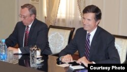 AQSh Davlat kotibi muovini Robert Bleyk Toshkentdagi elchi Jorj Krol bilan Oqsaroyda, 15-avgust, 2012. O'zA olgan surat. (Suratni kattaslashtirish mumkin)