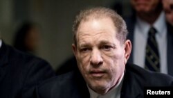 ARHIVA: Filmski producent Harvi Vajnstin izlazi iz sudnice na Menhetnu prvog dana suđenja za seksualni napad, 6. januara 2020. 