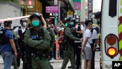 2020년 10월, 홍콩 중심가에서 경찰관들이 민주화 시위 참가자들을 연행하고 있다.(자료사진)