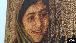 争取受教育权利的巴基斯坦女孩马拉拉的滴腊画像（美国之音记者国符拍摄）