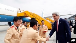 លោក John Kerry ពេល​មក​ដល់​ព្រលាន​យន្តហោះ​នៅ​ទីក្រុង​ហាណូយ ប្រទេស​វៀតណាម​ កាល​ពី​ថ្ងៃទី១៣ ខែ​មករា។