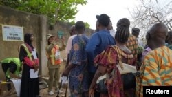 Watu wakisubiri kupiga kura Nigeria