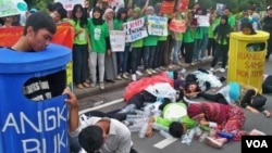 Aksi teatrikal untuk mendukung kampanye pengurangan penggunaan kantong plastik di Surabaya awal tahun ini. (foto: dok)