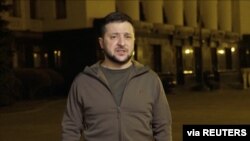 Presidenti ukrainas duke folur nga Kievi