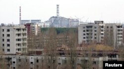 ARHIVA: Nuklearna elektrana Černobilj viđena iz napuštenog grada Pripjata u Ukrajini. 