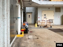 有在公共屋村工作的清洁工指外判清洁公司提供的防疫装备不足 (美国之音/邓凯欣)