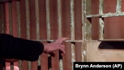 Koalisi masyarakat sipil menolak rencana pemerintah dan Dewan Perwakilan Rakyat (DPR) untuk mengesahkan Rancangan Kitab Undang-undang Hukum Pidana (RKUHP) pada akhir tahun ini. (Foto: AP/Brynn Anderson)