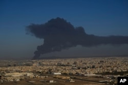 جدہ میں آرامکو کے آئل ڈپو سے دھوئیں کے بادل بلند ہو رہے ہیں۔ ہوثی باغیوں نے اس ڈپو پر حملے کا دعویٰ کیا ہے۔ 25 مارچ 2022