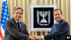 Menteri Luar Negeri AS Antony Blinken (kiri) dan Presiden Israel Isaac Herzog berpose dalam pertemuan yang berlangsung di Jerusalem, pada 27 Maret 2022. (Foto: AP/Jacquelyn Martin) 