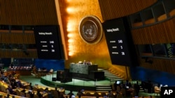 러시아의 침공을 당한 우크라이나 민간인 보호와 구호물자 반입을 촉구하는 결의안이 24일 유엔총회를 통과하고 있다.