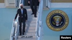 Presiden AS Joe Biden melangkah keluar dari Air Force One setibanya di dekat Rzeszow, Polandia di tengah invasi Rusia ke Ukraina, 25 Maret 2022. (Patryk Ogorzaleki/Agencja Wyborcza.pl via REUTERS)