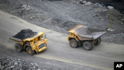 Dua truk tampak di sebuah tambang batu bara di Kemerovo, Rusia (foto: ilustrasi). 