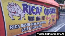 Warung makan di Solo yang secara terang-terangan menjual dan menyediakan daging anjing. (VOA/Yudha Satriawan)