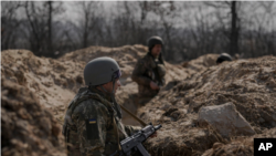 Ukrajinski vojnici u rovovima na prilazu Kijevu, 29. marta 2022.