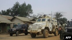 ARCHIVES - Des soldats des Forces armées de la République démocratique du Congo et des Casques bleus de la MONUSCO sur la route Beni-Komanda, le 19 mars 2022.