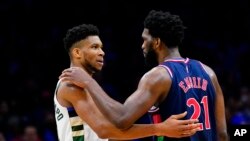Joël Embiid (à dr.) parviendra-t-il à détrôner Giannis Antetokounmpo, MVP et champion en titre ?