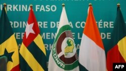 Le drapeau de la CEDEAO avec les drapeaux des membres lors du deuxième sommet extraordinaire sur la situation politique au Burkina Faso, à Accra, au Ghana, le 3 février 2022. (Photo by Nipah Dennis / AFP)