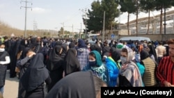 ازدحام زنان در مقابل ورزشگاه به علت جلوگیری از ورود آنها به استادیوم در مشهد