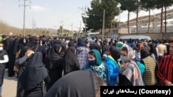 جلوگیری از ورود زنان به استادیوم در مشهد - آرشیو