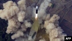 북한은 24일 김정은 국무위원장의 명령에 따라 신형 대륙간탄도미사일(ICBM) 화성 17형을 시험 발사했다며 사진을 공개했다.