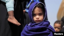 watoto wa Ethiopia wanaosafirishwa kutoka Saudi Arabia wakisubiri kuandikishwa baada ya kushuka kutoka kwa ndege katika uwanja wa ndege wa kimataifa wa Bole mjini Addis Ababa, Ethiopia, April 1 2022 PICHA: REUTERS