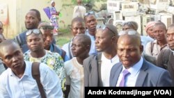 Les membres du bureau des professionnels de l'éducation en instance d'intégration à la fonction publique (VOA/André Kodmadjingar).