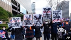 지난달 26일 한국 수도 서울에서 북한 미사일 도발 규탄 시위가 진행되고 있다. (자료사진)