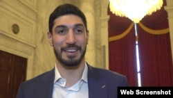 美国NBA球员埃内斯·坎特·自由（Enes Kanter Freedom）2022年3月29日在国会山接受美国之音采访。（采访视频截图）
