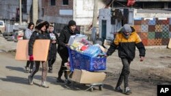 Arhiva - Lokalni stanovnici nose vodu i hranu iz lokalnog skladišta, na teritoriji koja je pod kontrolom vlade Donjetske Narodne Republike, na obodu Mariupolja, Ukrajina, 18. marta 2022.