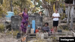 Warga Umutnana, Nusa Tenggara Timur tersenyum bahagia, setelah mendapat akses air bersih bantuan dari Solar Chapter. (IG/Solarchapter)