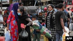 People crowd at a marketplace to stock up essentials after the authorities announced a 36-hour curfew in Colombo on April 2, 2022, imposed to prevent protests against Sri Lanka's President Gotabaya Rajapaksa.