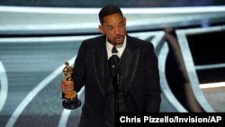 Ému, Will Smith accepte l'Oscar du meilleur acteur dans un rôle principal pour "King Richard" aux Oscars le le 27 mars 2022, au Dolby Theatre de Los Angeles.