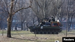 30일 우크라이나 남동부 항구도시 마리우폴 시내에서 친러시아 반군 병사들이 장갑차를 타고 이동하고 있다.