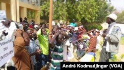 Les diplômés chômeurs exposant un cercueil, symbole de malaise du système éducatif tchadien dans les locaux du ministère en charge de l'éducation nationale (VOA/André Kodmadjingar).