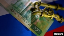 Pipa gas alam diilustrasikan berada di atas uang kertas Rubel Rusia. (Foto: REUTERS/Dado Ruvic)