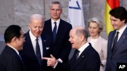 Perdana Menteri Jepang Fumio Kishida, kiri, Presiden AS Joe Biden, kedua kiri dan Kanselir Jerman Olaf Scholz, kanan depan, berbicara dengan Sekretaris Jenderal NATO Jens Stoltenberg. (Foto: via AP)