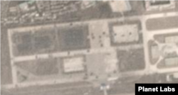 평양 미림비행장 인근 열병식 훈련장을 촬영한 21일자 위성사진. 병력 대열과 차량으로 보이는 점들과 함께 북동쪽 공간에 차량들이 빼곡히 주차된 모습이 보인다. 자료=Planet Labs