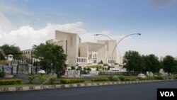 Gedung Mahkamah Agung Pakistan. Mahkamah Agung negara itu bersidang Senin (4/4) untuk mendengarkan argumen dan kemudian memutuskan apakah Perdana Menteri Imran Khan dan sekutu-sekutunya memiliki hak hukum untuk membubarkan parlemen dan menyelenggarakan pemilihan dini. (Foto: VOA)