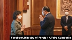 លោក​ ប្រាក់ សុខុន រដ្ឋមន្ត្រី​ការ​បរទេស​កម្ពុជា​ជួប​ជាមួយ​អ្នកស្រី​ Noeleen Heyzer ប្រេសិត​ពិសេស​របស់​អគ្គលេខាធិការ​អង្គការ​សហប្រជាជាតិ​ទទួល​បន្ទុក​កិច្ចការ​មីយ៉ាន់ម៉ា នៅ​រាជធានី​ភ្នំពេញ​កាល​ពី​ថ្ងៃ​ទី​៣១ ខែ​មីនា ឆ្នាំ​២០២២។ (ហ្វេសប៊ុក/ក្រសួង​ការបរទេស​កម្ពុជា)