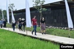 Delegasi Environment Deputies Meeting and Climate Sustainability Working Group (EDW-CSWG) G20 melihat langsung upaya transisi energi di Balkondes Karangrejo, Jawa Tengah, Kamis (24/3). (Foto: Pertamina)