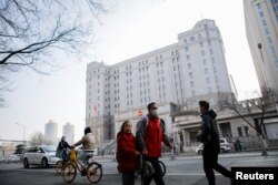 人们走过北京第二中级人民法院外的街道。（2022年3月31日）