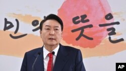 윤석열 한국 대통령 당선인이 20일 서울에서 기자회견을 하고 있다.